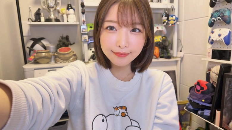 ゲーム機器に囲まれた自宅の部屋。子どもの頃から好きだったゲームがいまでは大事な仕事に