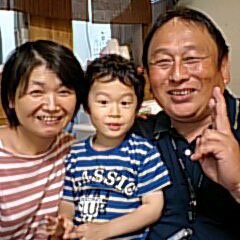 宮津さん3歳のとき、里親の両親と最初に撮った写真