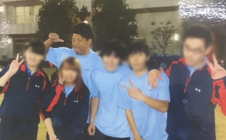 約10年前、30代前半で定時制高校に通っていた当時の大原さん（左から2番目）と同級生たち