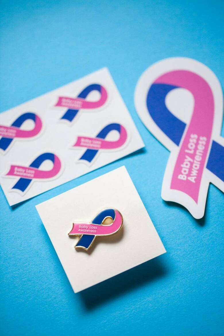 クラウドファンディングで制作したピンク＆ブルーリボン運動を啓発するピンバッチ（©Akira Shingaki）