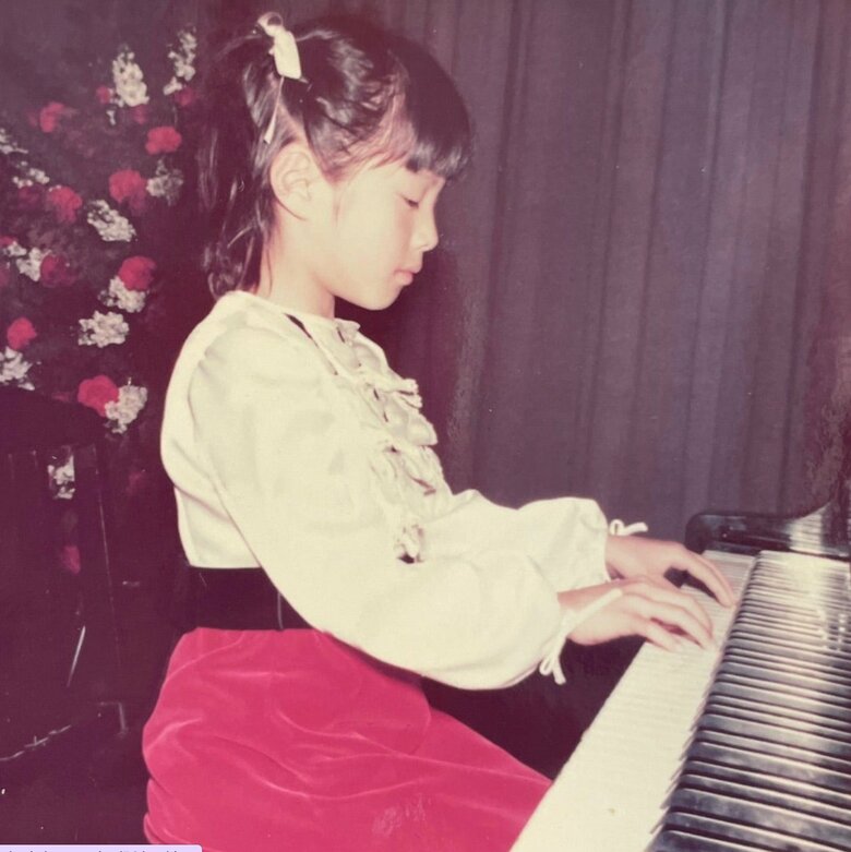 小学生の頃の水野さん。3きょうだいの真ん中として育った