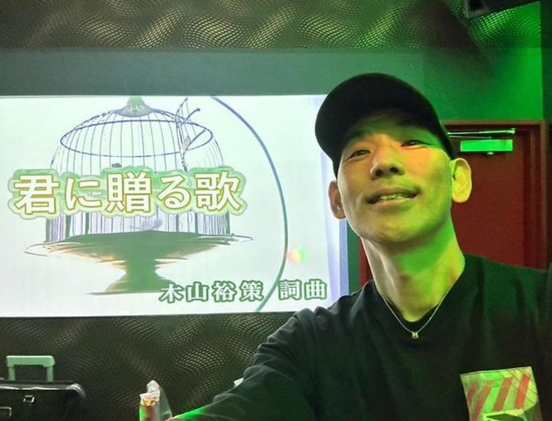 カラオケで歌唱練習中。偶然、新曲『君に贈る歌』を見つけて感激したそう