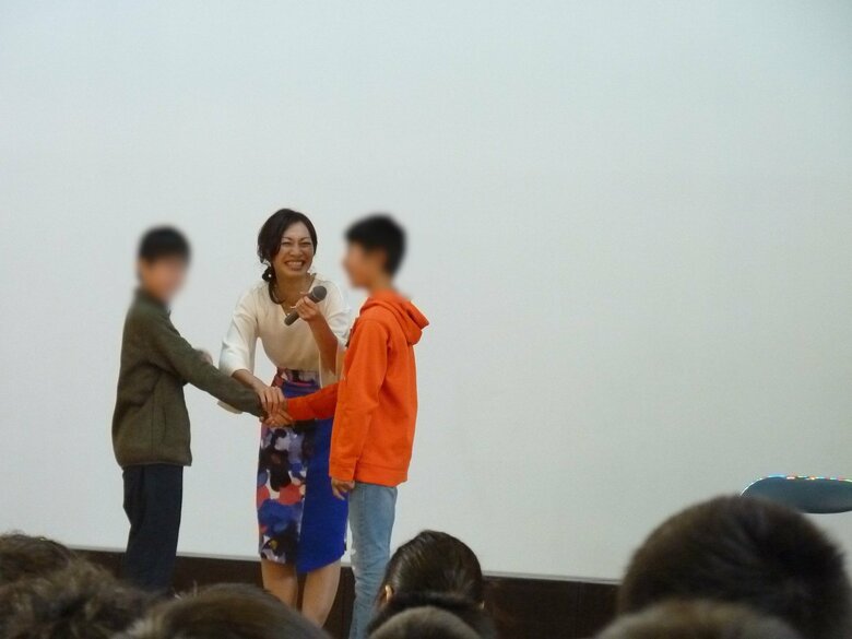 「やさしさ貯金ゲーム」の体験中