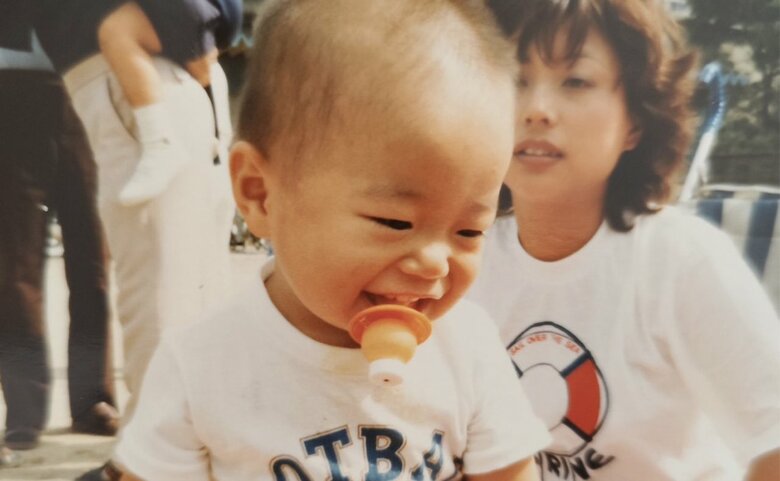 自営業の家に生まれ、裕福な子ども時代を過ごした