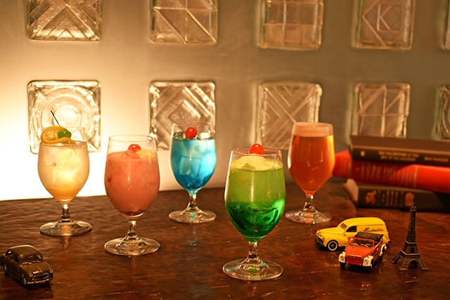 アフタヌーンティーで提供されるカラフルなドリンク（左から生姜檸檬サワー、いちごみるく、青い珊瑚礁、クリームソーダ、すみれビアー）　写真提供／ハイアット リージェンシー 東京