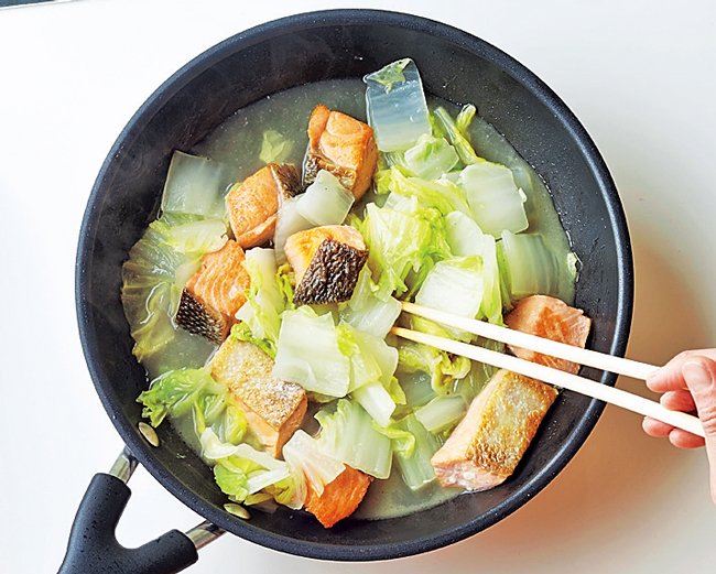 塩とバターを加えてざっと混ぜ合わせる。