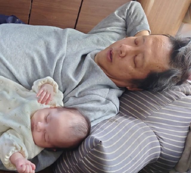 太郎くんに添い寝する山口さん。とっても幸せそう