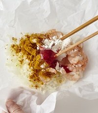 30㎝四方に切ったクッキングシートの上で①とAをよく混ぜ、キャンディ包みにする。