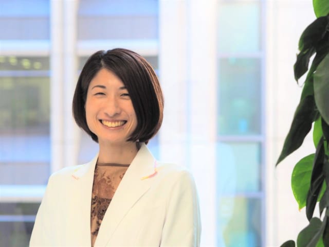 ONODERA GROUP 執行役員の城 孝枝さん。2003年入社。事業所勤務の後、自身も管理栄養士として事業所栄養士の指導などを13年担当。「キラキラ栄養士プロジェクト」責任者。2020年4月から人財育成部門の責任者として、従業員のスキル・モチベーション向上に取り組む。人との関わりを大切に、スタッフの気持ちを尊重しながらお互いが高め合える信頼関係をつくれるよう心掛けている。