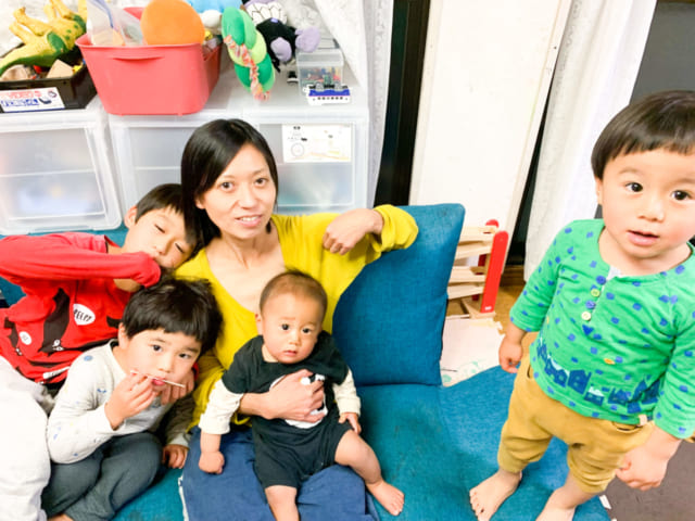 4人の子どもたちと。右から三男の響(おと)くん、四男の結(ゆう）くん、次男の燈(とも)くん、長男の碧(あお)くん