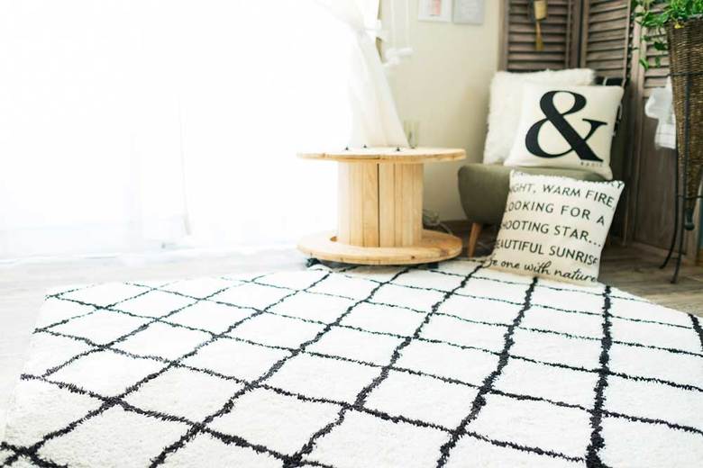 ▲やわらかシャギーラグ（ダイヤ） 3,695 ～ 7,399 円（3サイズ展開、税抜）