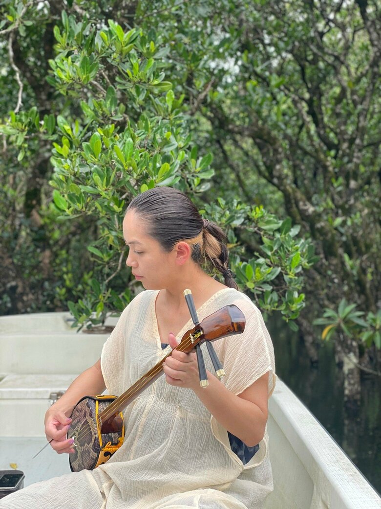 YouTubeで公開しているシマ唄弾き語り収録中のオフショット（奄美大島・住用町にて）