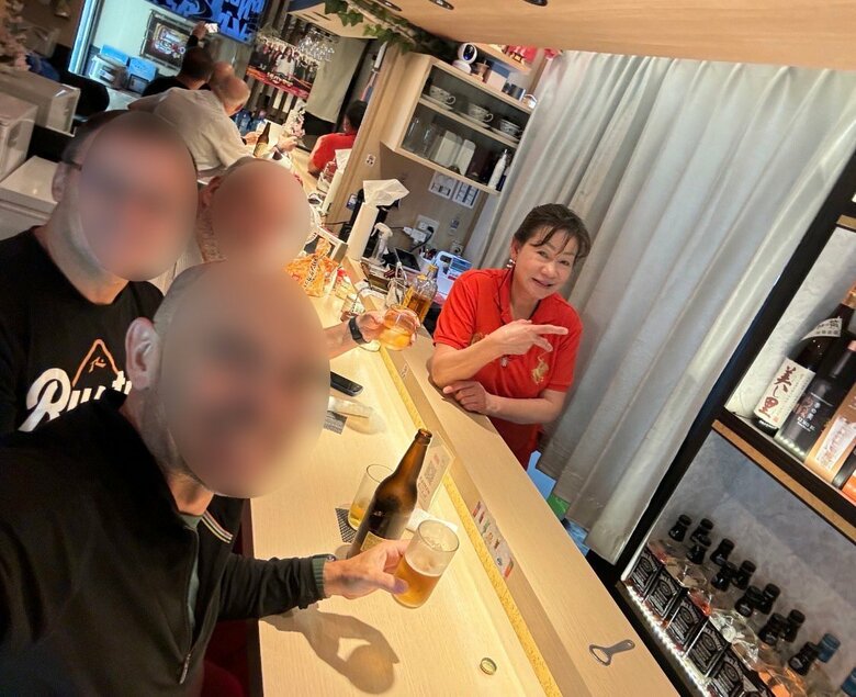 62歳でオープンしたレストランでお客さんと楽しく話すペンさん