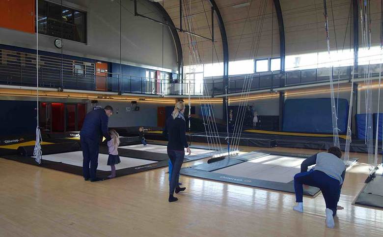 朝の登園時間。子どもの気持ちが落ち着くまで寄り添う父親の姿も。