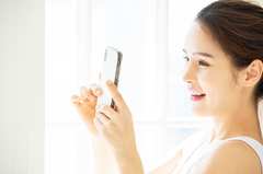 35歳からのメイクは〝パール入り〟  少量のファンデ＆チークで、自然な骨格メイクの完成！