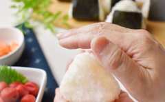 米のとぎ方から違う!? 名店の「極上おにぎり」の作り方がスゴい