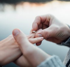 プロポーズの言葉を覚えている人ほど結婚生活の満足度が高い傾向がある!?