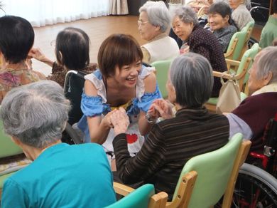 客席と一体になる笑いを」40代で奮闘する介護福祉芸人「NPO法人設立し