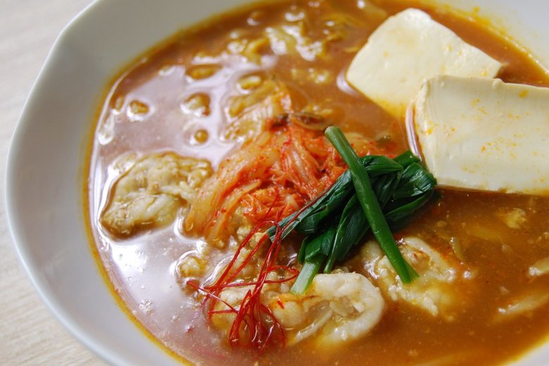 セブンイレブン「1/2日分の野菜！ 旨辛キムチ鍋」のカロリー画像