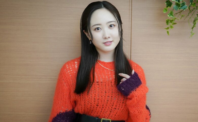 胸元が透けたニットで大人の表情を見せる本田さん