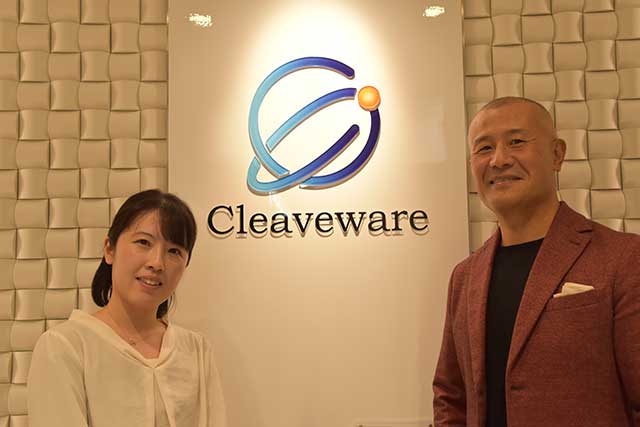 クリーブウェアの角北強社長（右）と企画管理部の前田美咲さん