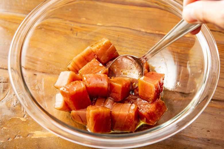 ボウルにＡを混ぜ合わせる。マグロを1.5cm角に切り、Ａに10分ほど漬け込む。