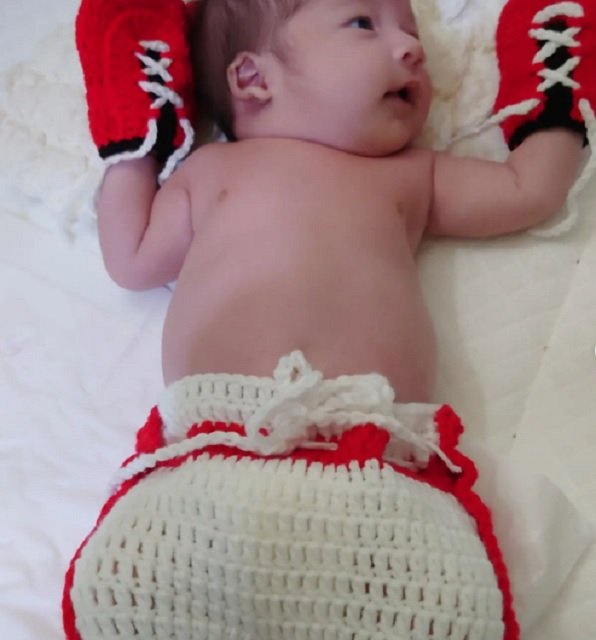 生後まもなく、ボクサーのような産着を着てかわいらしい太郎くん