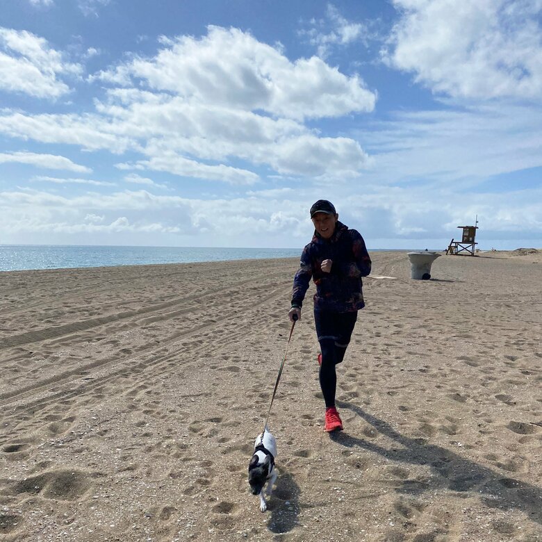 米ロサンゼルスのビーチで愛犬のムーとジョギングをする風見さん
