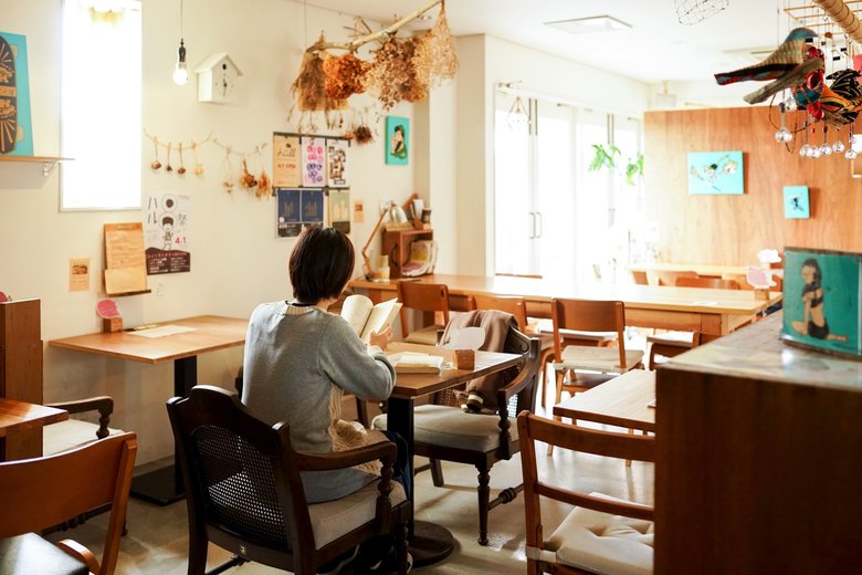 ギャラリーにもなっているカフェの様子