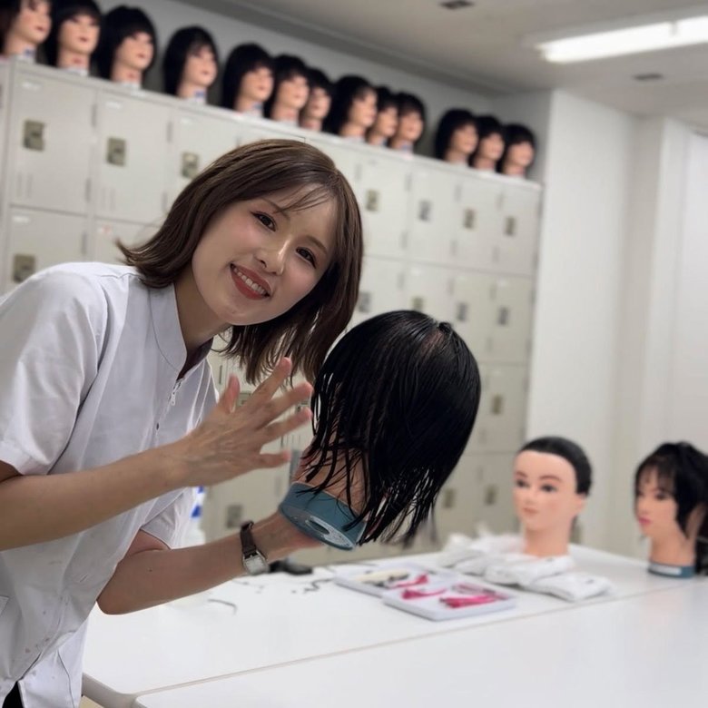 ウィッグの開発をするために美容学校へ
