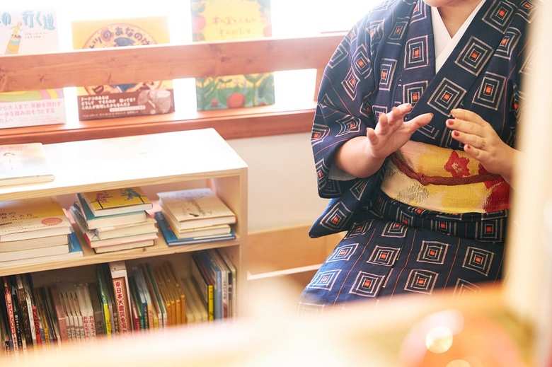 身振りを交え絵本の魅力を語る甘木さん