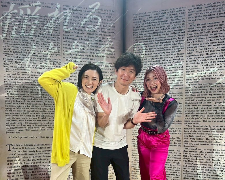 舞台での絡みが多く、ご迷惑とご心配おかけした星野真里さん（左）とダンドイ舞莉花さん（右）