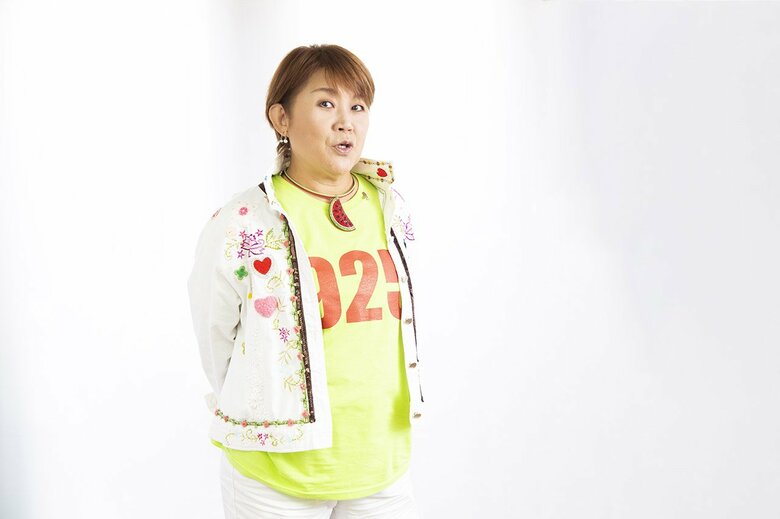 ポップな衣装の山田邦子さん。還暦を過ぎたとは思えない！