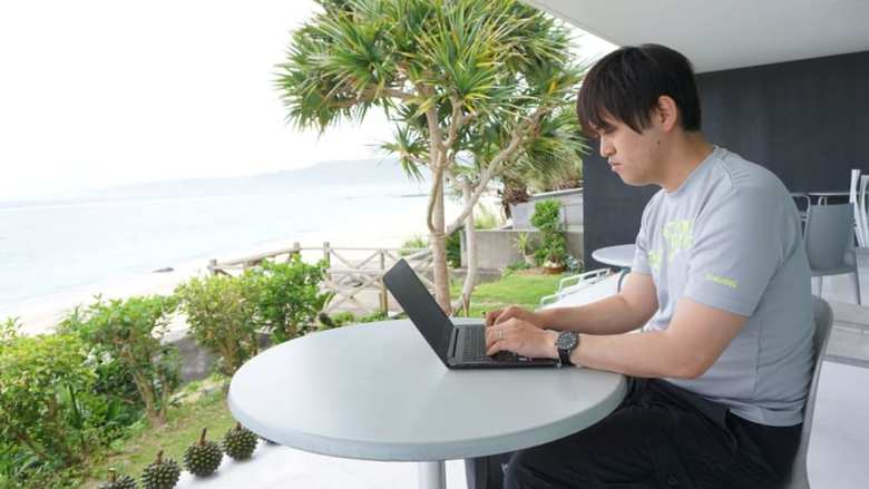 もともとバリバリ働いていたという加藤さん。「南の島で人生を見つめ直したい」「家族との時間をもっと持ちたい」と退職を代表に相談したところ、フルリモート・週4以下正社員の働き方を提案されたそう。その後、奄美大島に移住。