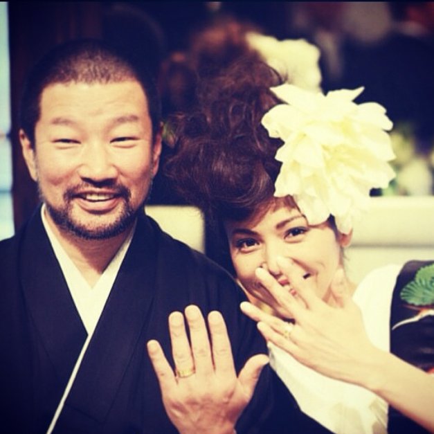 指輪を薬指にはめて