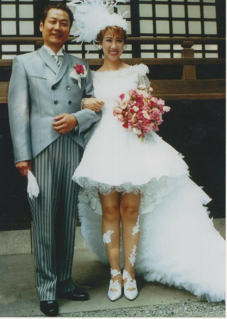 52歳で7歳年下の夫と再婚、ミニスカートのウエディング姿
