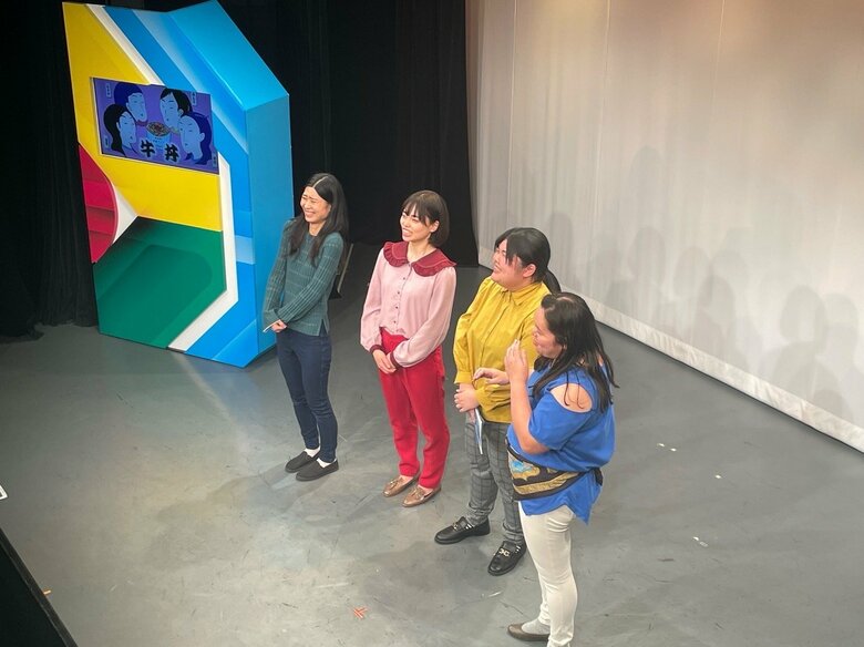 舞台に立つぼる塾のメンバー（左から酒寄さん、きりやはるかさん、あんりさん、田辺智加さん）