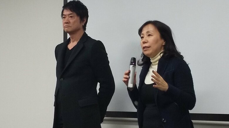 薬物依存症で苦しんだ経験を持つ俳優の高知東生さんと一緒に講演会を行う様子