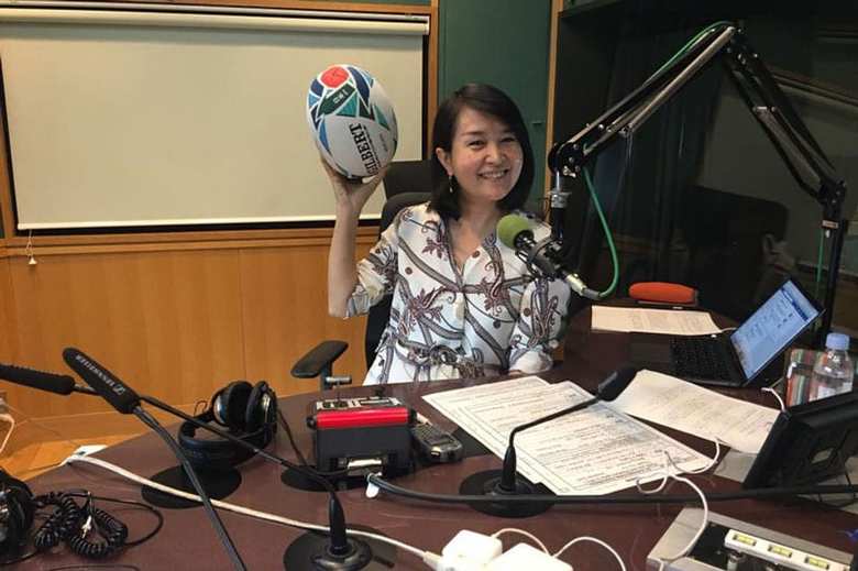 DJする小谷さん