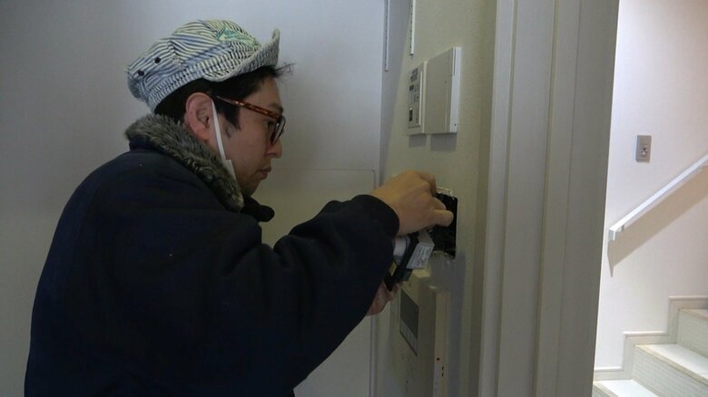 電気工事作業中の亘さん