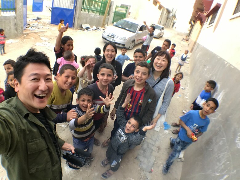 パレスチナ・ガザを取材、子どもたちに囲まれる堀さん