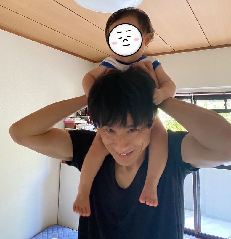 子どもを肩車