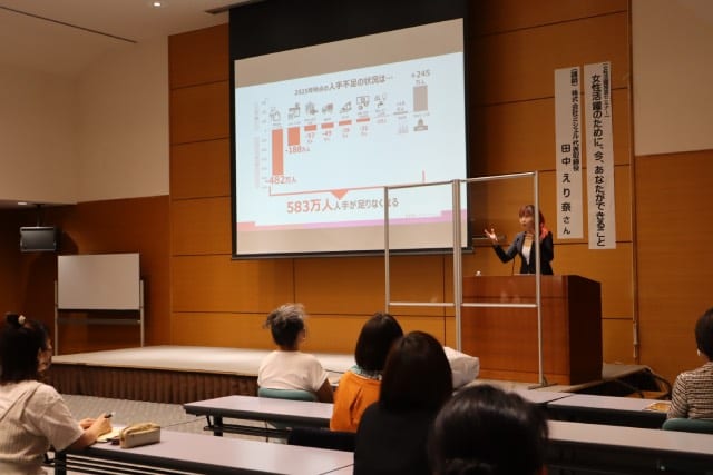 講演会で登壇する田中さん
