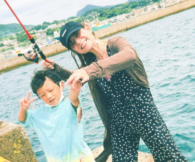 この夏は、釣りにも挑戦したスザンヌさんと長男(本人のインスタグラムより)