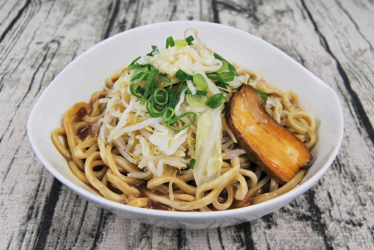 セブンイレブンのおすすめラーメン「中華蕎麦とみ田監修 豚ラーメン(豚骨醤油)」の食レポ画像
