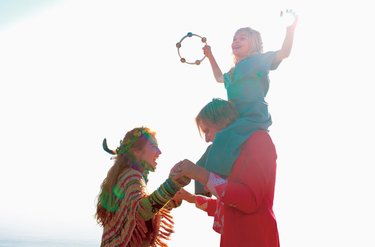 社会に嫌気がさし、森の中で6人の子供と自給自足したパパが痛感した過ち