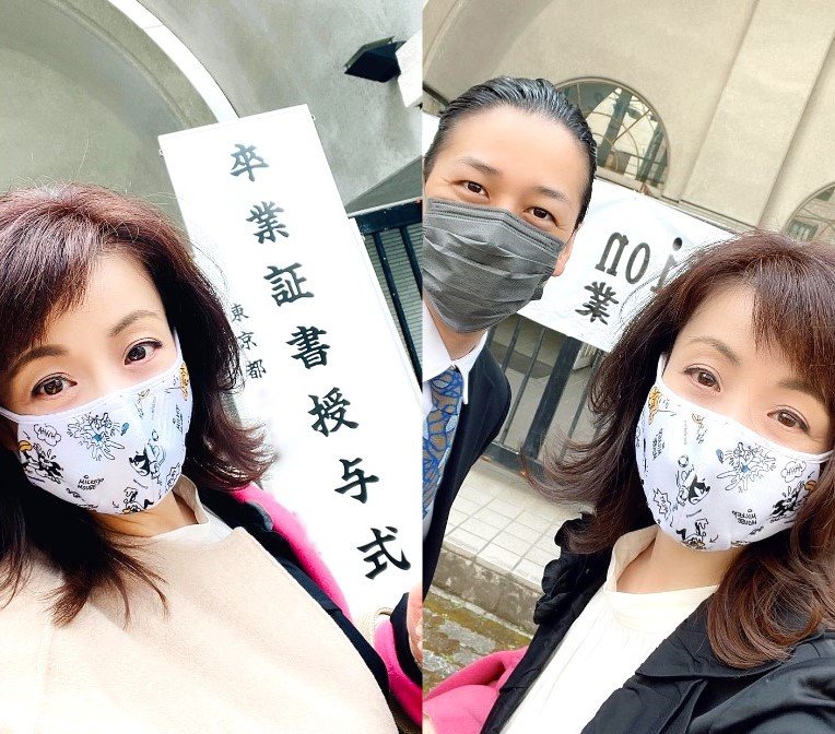 長女の高校の卒業式での羽野晶紀さんと和泉元彌さん