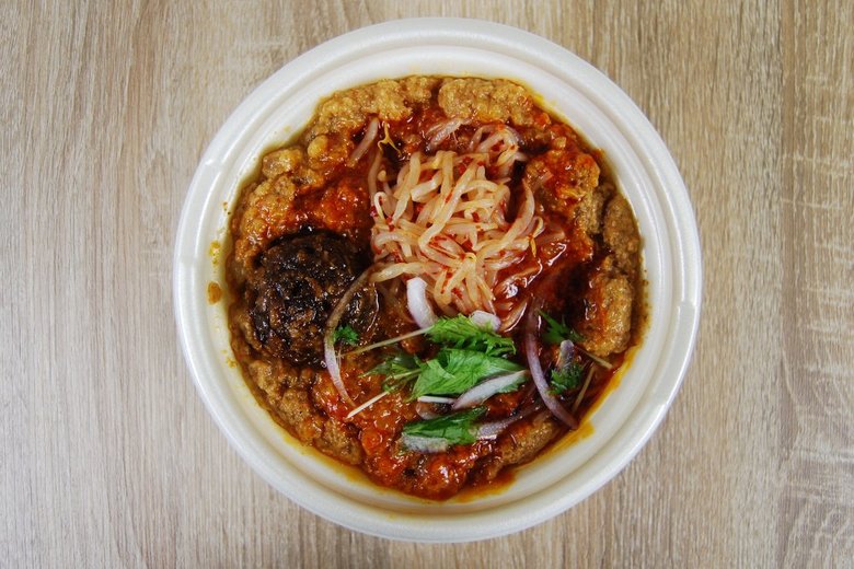 セブンイレブンのおすすめラーメン「鬼旨辛担々麺」の実食画像