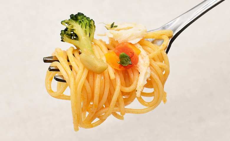 ファミマのおすすめサラダ「冷たいパスタ サラダチキンとトマト」の商品画像