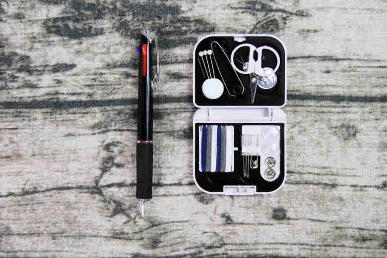 ダイソーのおすすめ商品「携帯裁縫セット」の使用中画像